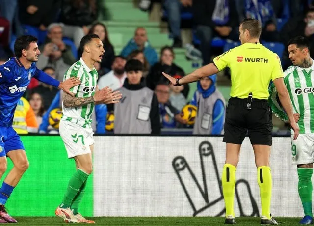 Tình huống dẫn đến thẻ đỏ của Antony